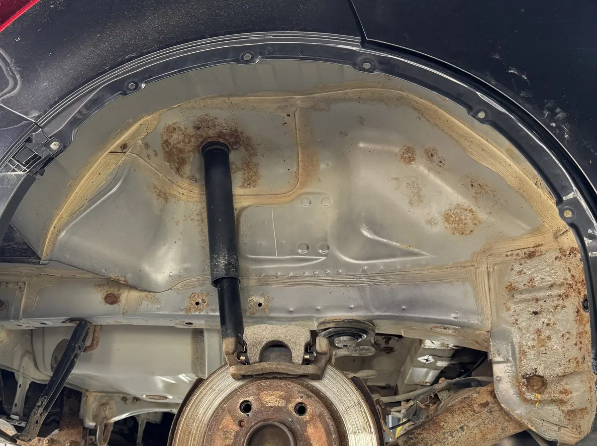 Задняя колёсная арка до обработки, коррозия